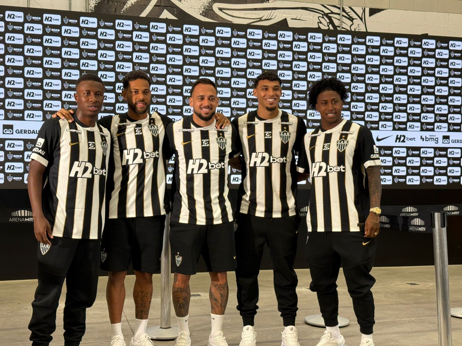 Jogadores reforços do Atlético-MG em campo