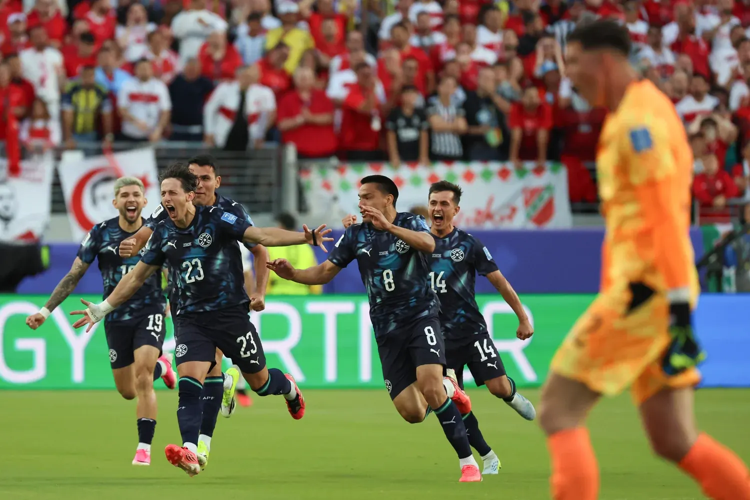 Jogadores da seleção paraguaia comemorando um gol em campo durante a Copa do Mundo 2026.