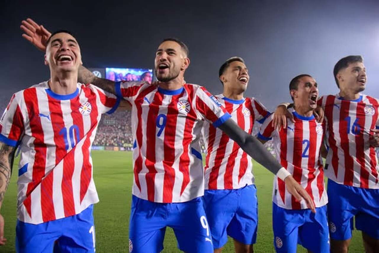 Jogadores da seleção paraguaia comemorando em campo