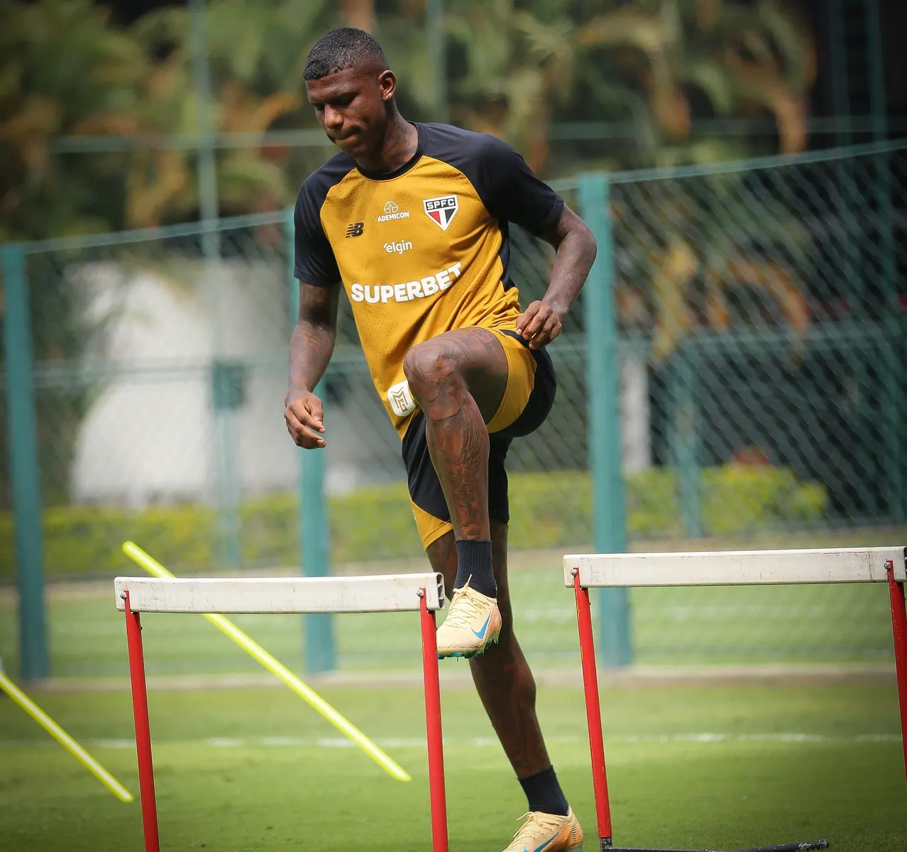 Zagueiro Robert Arboleda do São Paulo em treino