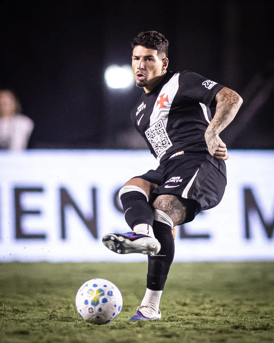 Zagueiro do Vasco em ação durante uma partida de futebol.