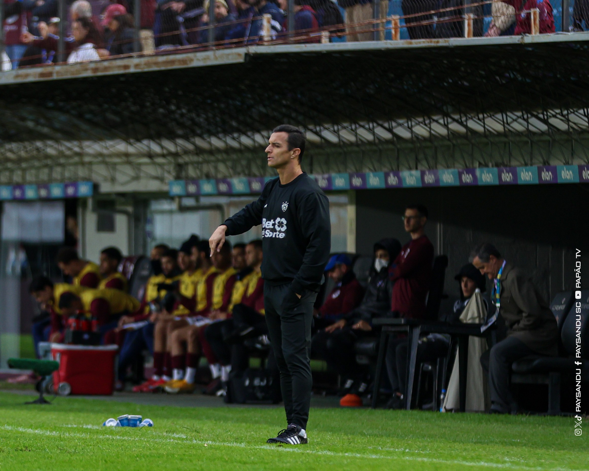 Técnico Júnior Rocha do Paysandu em momento de fala.