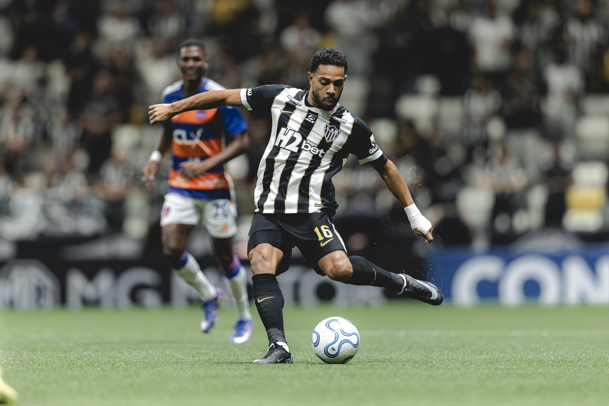 Renan Lodi, lateral esquerdo do Atlético-MG, em ação durante uma partida.