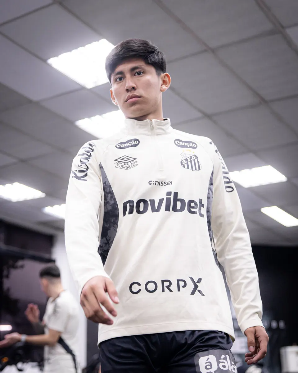 Jogadores do Santos FC em campo durante uma partida.