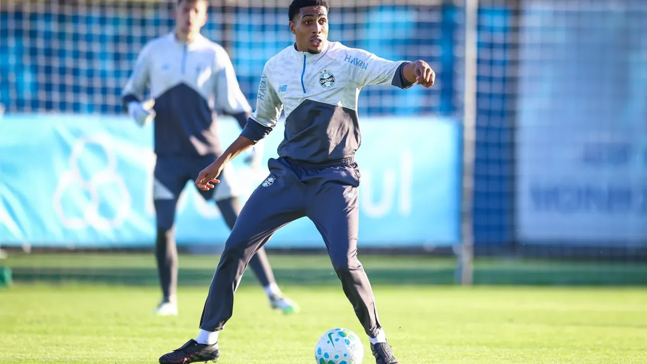 O Grêmio apresentou oficialmente seu primeiro reforço para a janela de meio de temporada: o zagueiro Wallace, de 21 anos. Vindo do CRB, onde