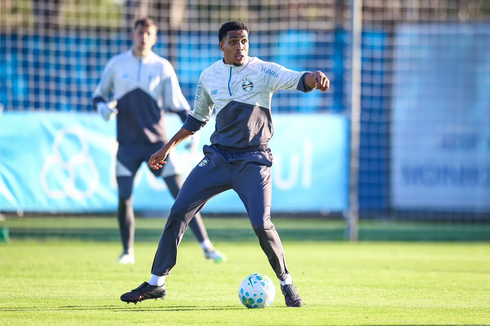 Zagueiro Wallace em treinamento com o Grêmio