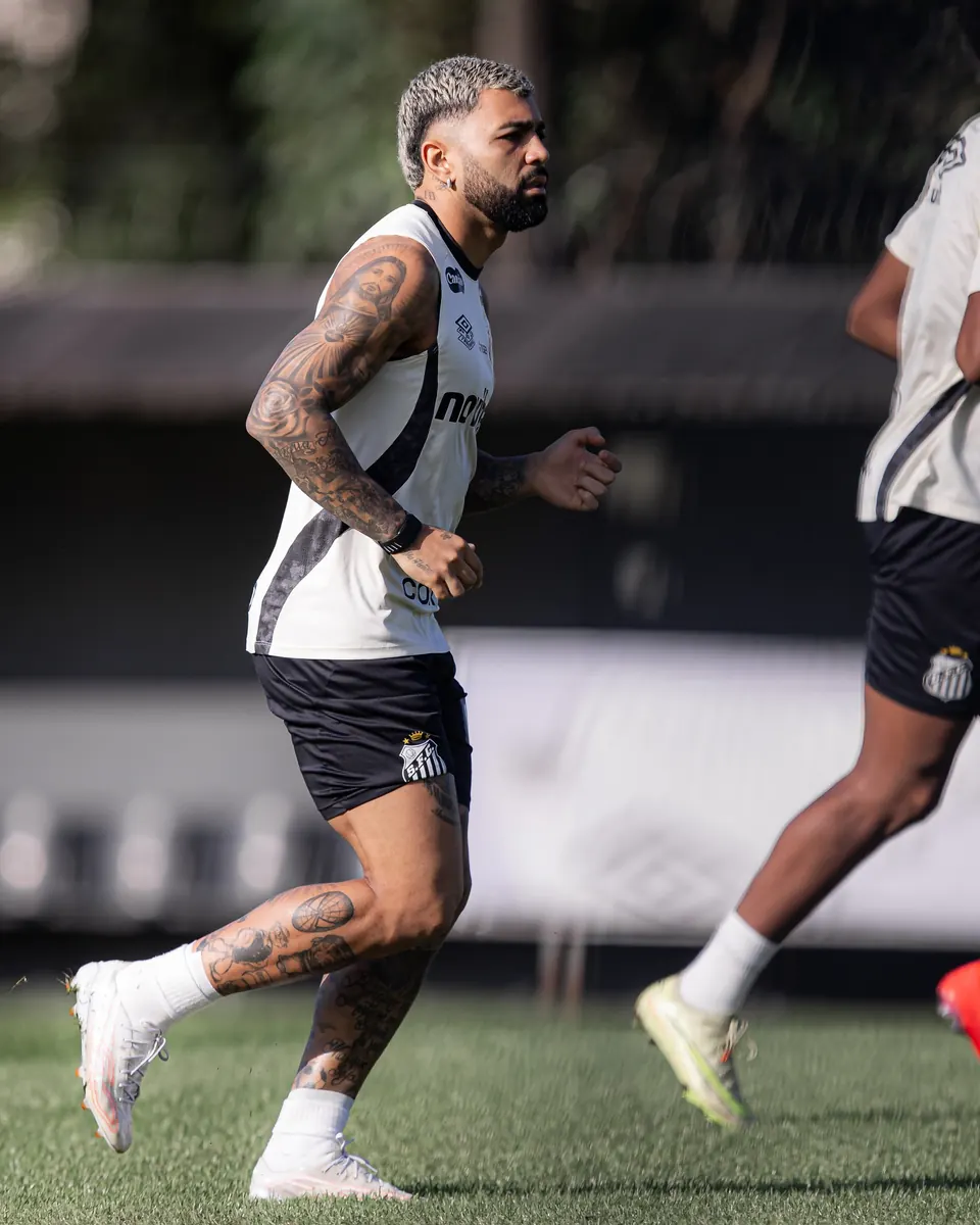 Gabigol, atacante do Santos, em treinamento no CT Rei Pelé.