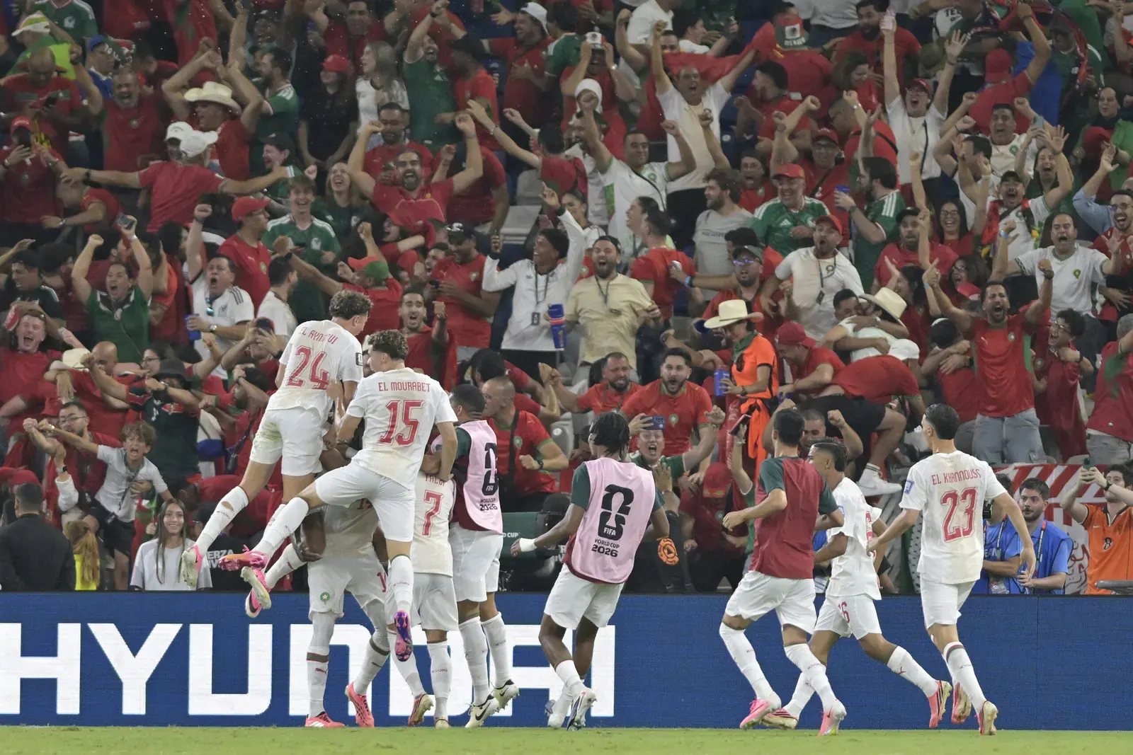 Jogadores da seleção brasileira comemoram gol na Copa do Mundo 2026.