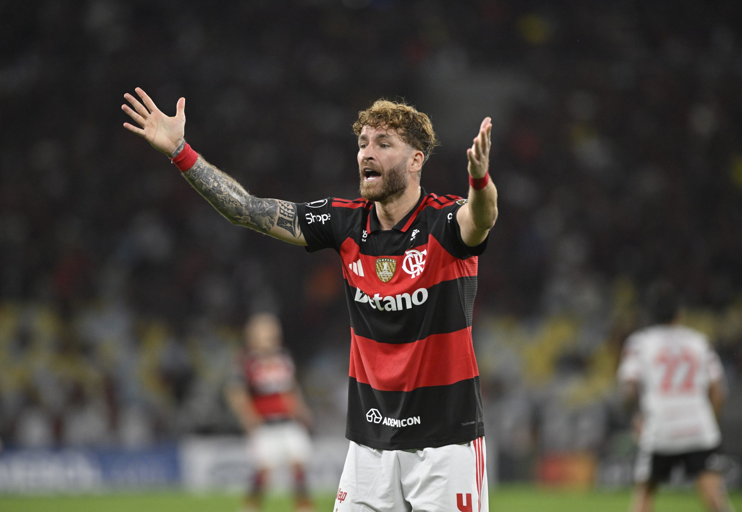 Jogadores do Flamengo comemorando um gol em campo