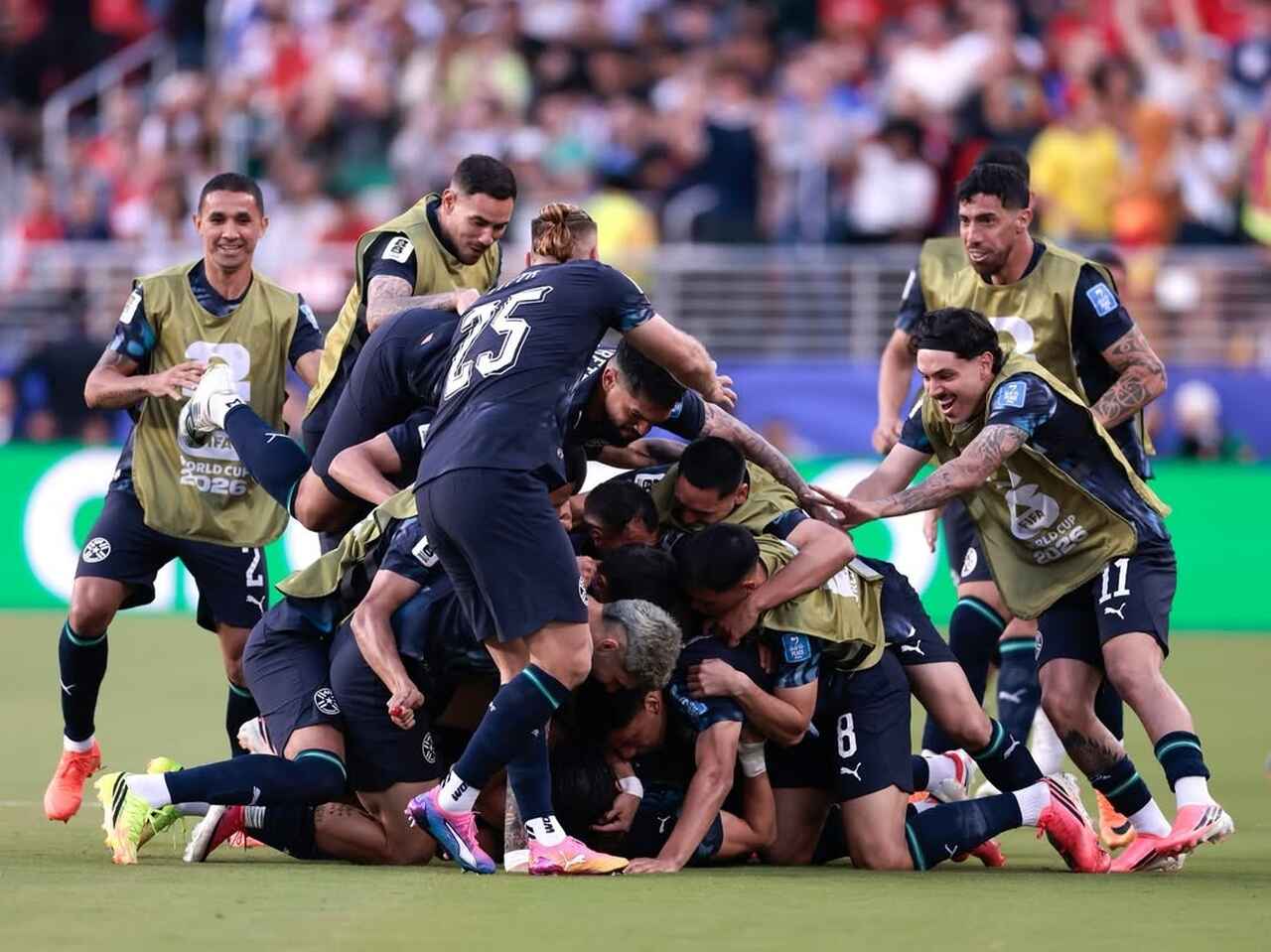 Jogadores de futebol do Paraguai comemoram um gol contra a Turquia na Copa do Mundo de 2026.