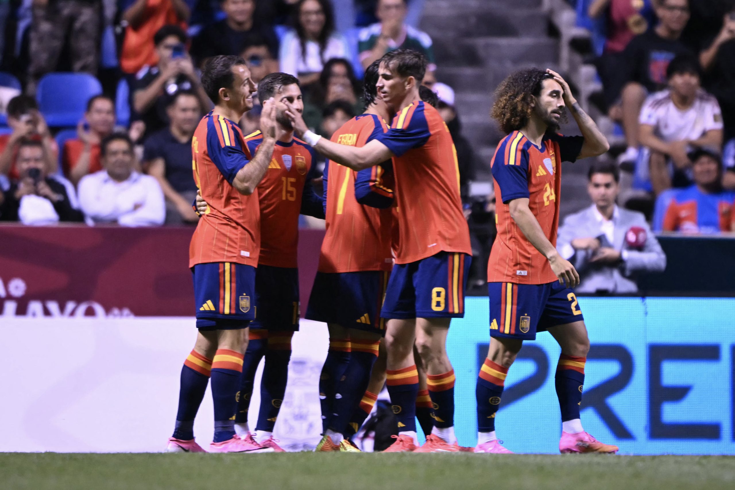 Jogadores da seleção espanhola comemorando um gol em amistoso