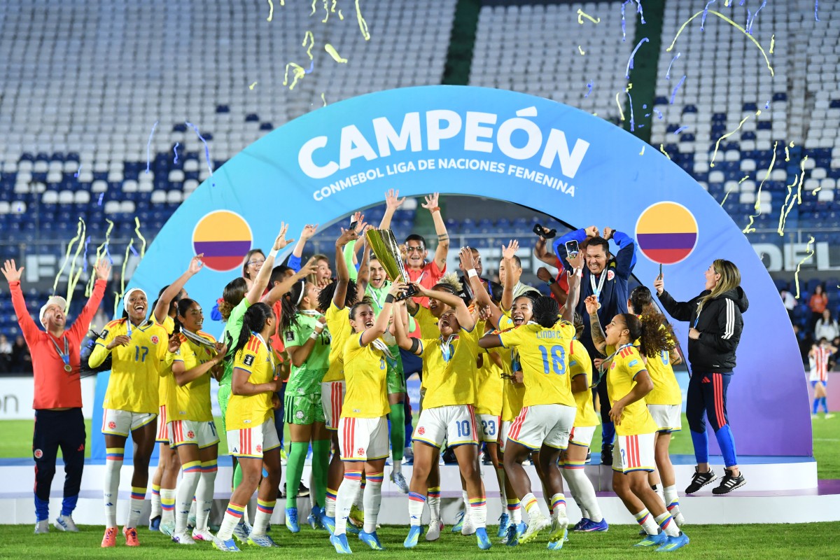 Jogadoras da seleção colombiana de futebol feminino comemorando um gol durante a partida contra o Paraguai.