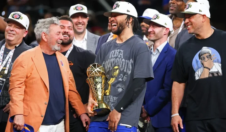 A equipe do New York Knicks celebrou em grande estilo a conquista do tão esperado título da NBA. Uma cerimônia emocionante marcou a coroação