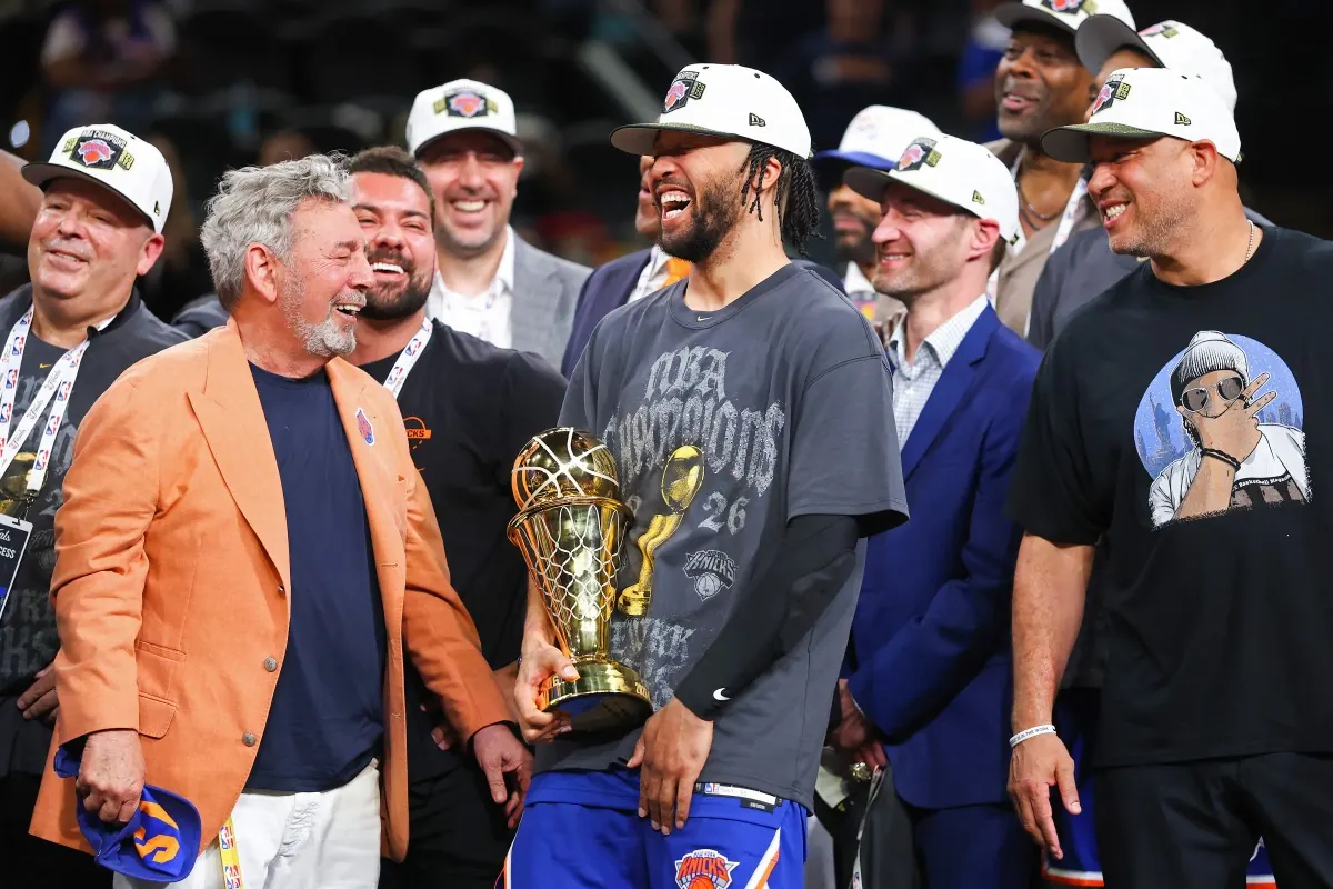 Jogadores e comissão técnica do New York Knicks celebram o título da NBA em cerimônia de premiação.