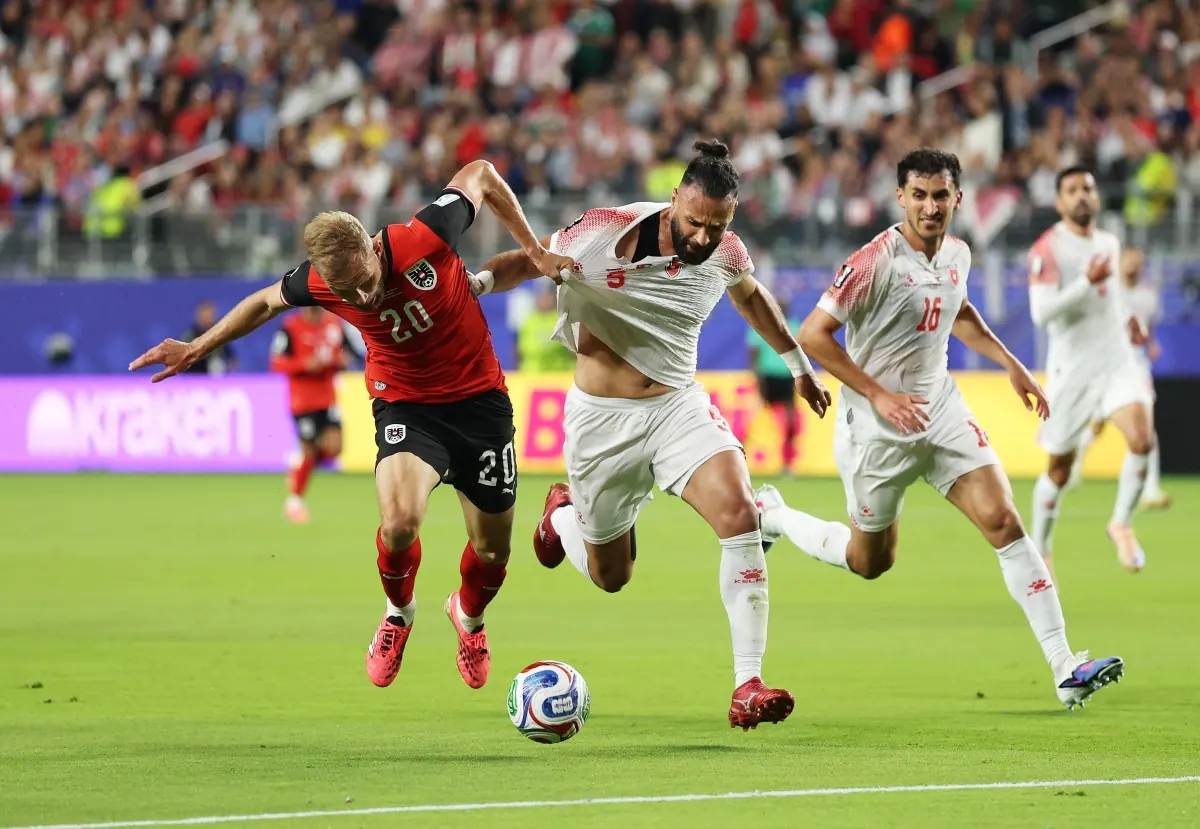 Jogadores da Áustria e Jordânia em ação durante partida da Copa do Mundo