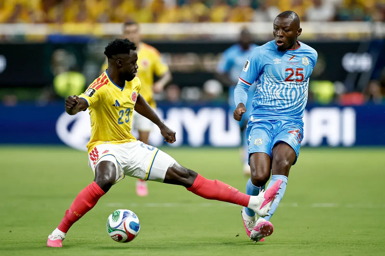 Jogadores da Colômbia e da República Democrática do Congo em ação durante amistoso de preparação para a Copa do Mundo.