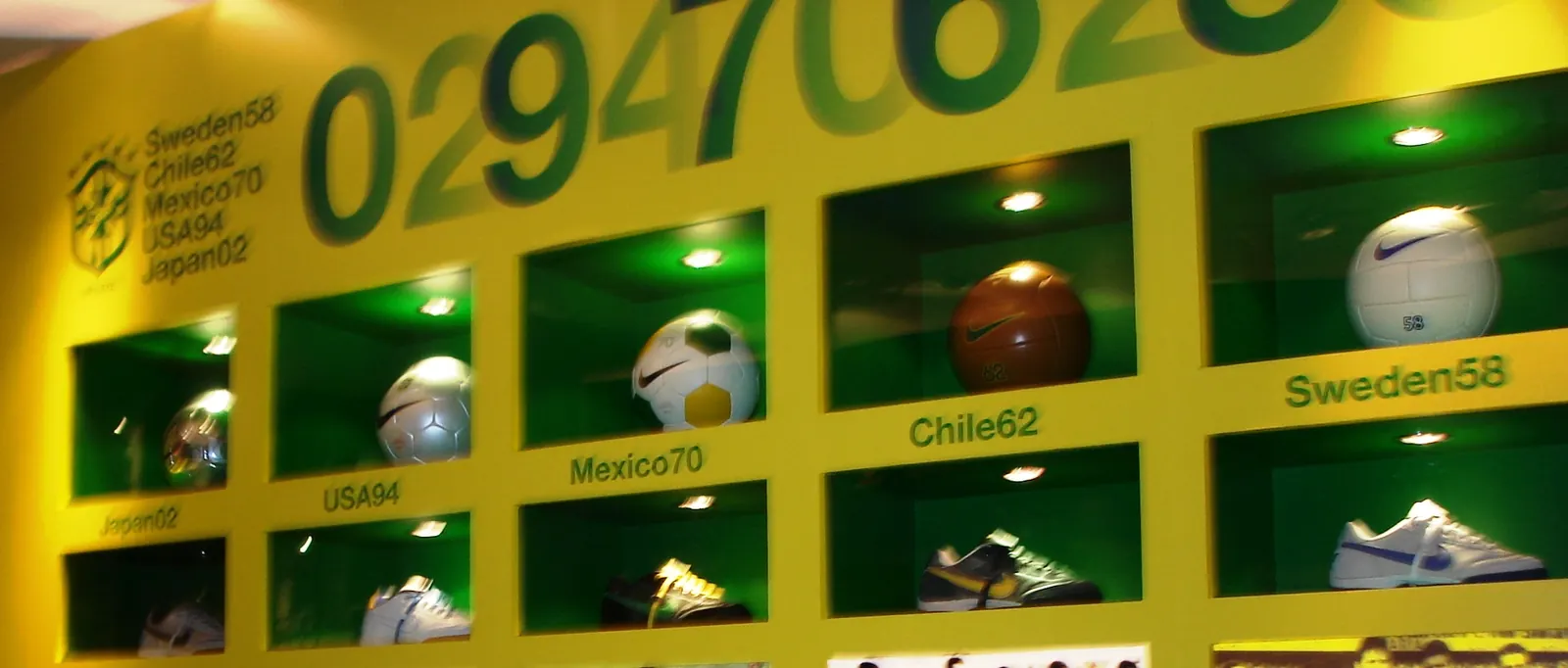 Jogador de futebol analisando chuteiras em uma loja