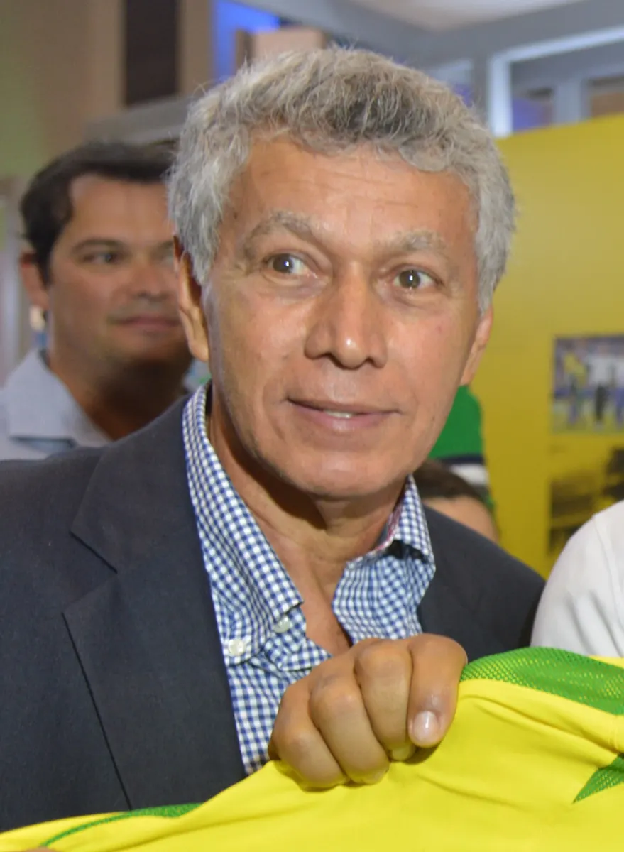 Jogador de futebol com chuteiras em campo, detalhe de chuteiras de futebol