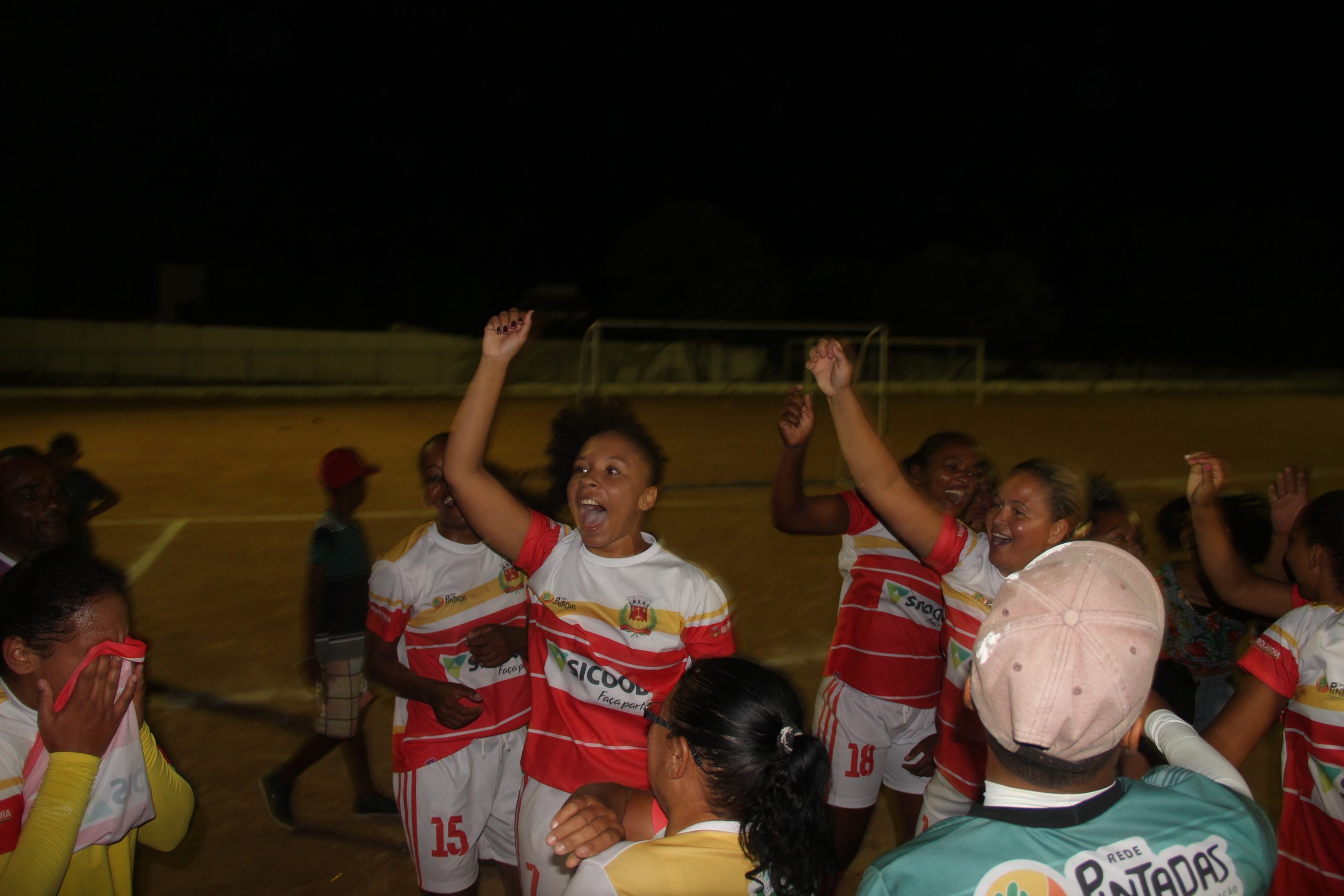 Jogadoras de futebol feminino levantando a taça da Copa do Brasil