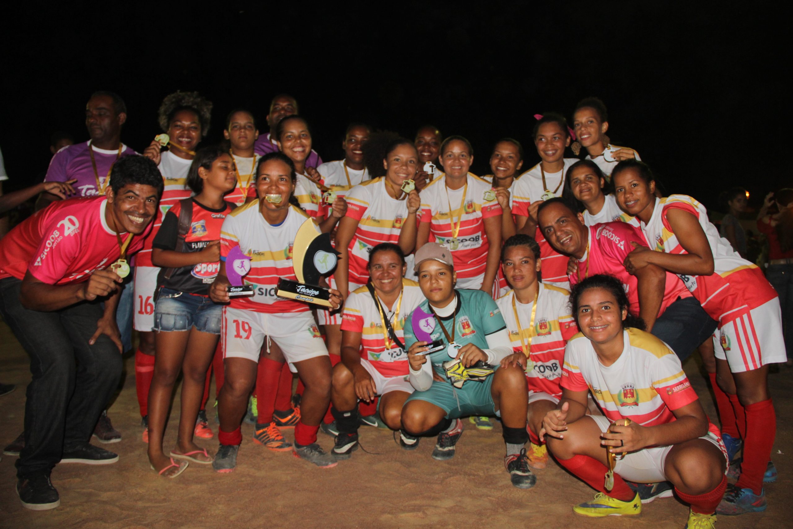 Jogadoras de futebol comemorando um gol na Copa do Brasil