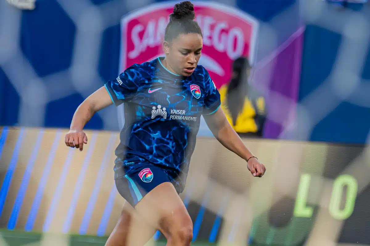 Jogadora brasileira Dudinha com a bola em campo pela equipe San Diego Wave