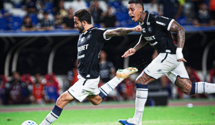 Ivan e Marcelinho celebram vitória do Remo contra o São Paulo