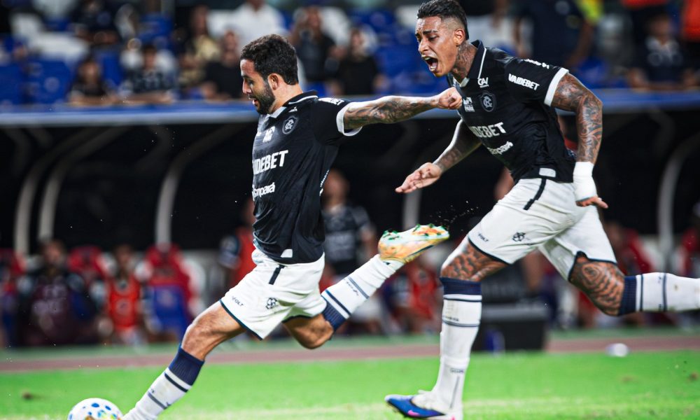 Ivan e Marcelinho celebram vitória do Remo contra o São Paulo