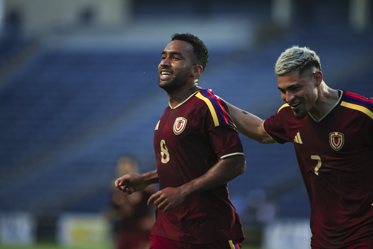 Jogador da Venezuela comemora gol contra o Iraque em amistoso internacional