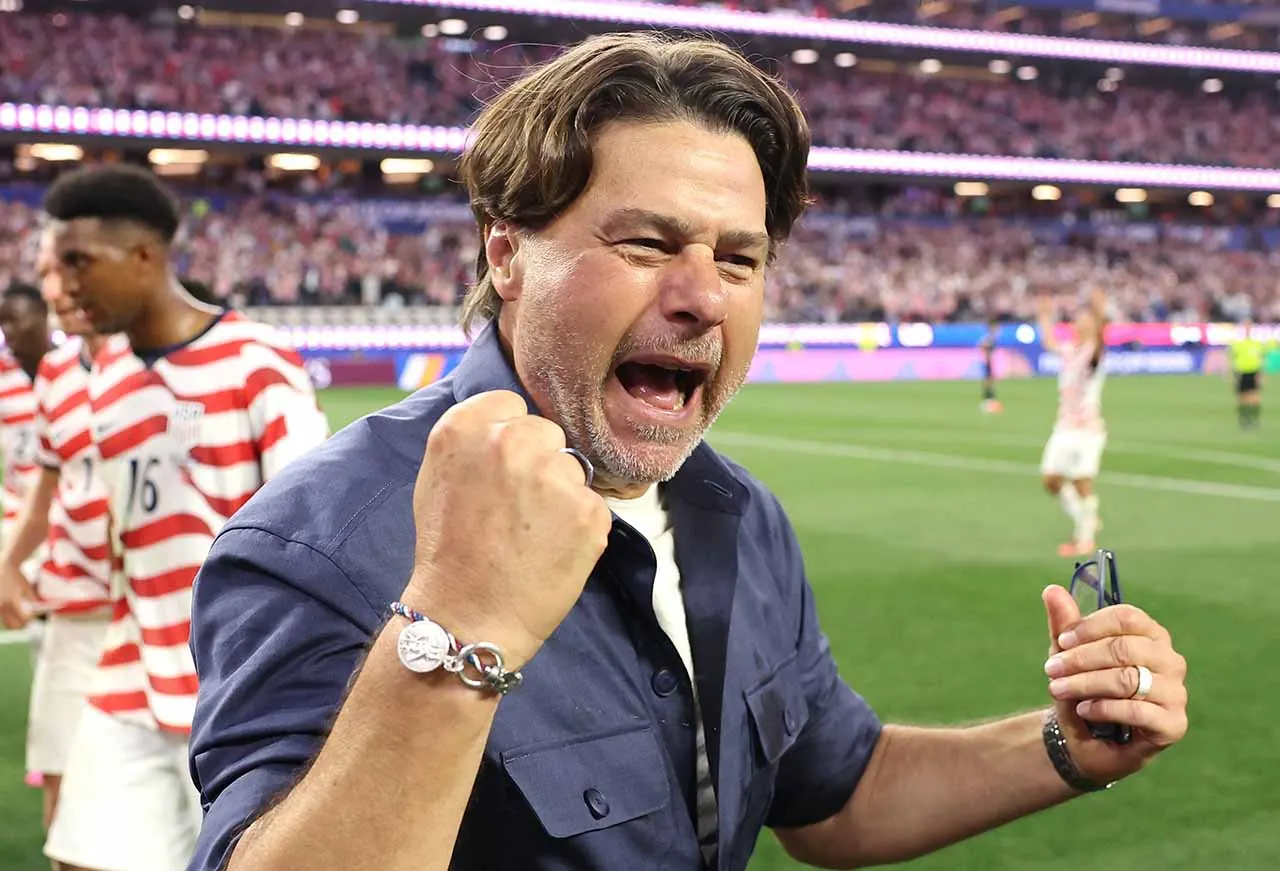Técnico Mauricio Pochettino comemorando a vitória dos Estados Unidos na Copa do Mundo.