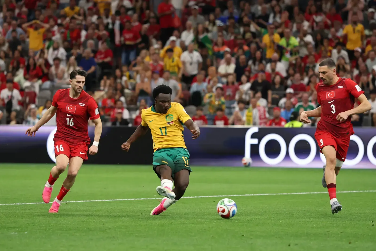 Jogador Nestory Irankunda da Austrália comemorando um gol em partida da Copa do Mundo.