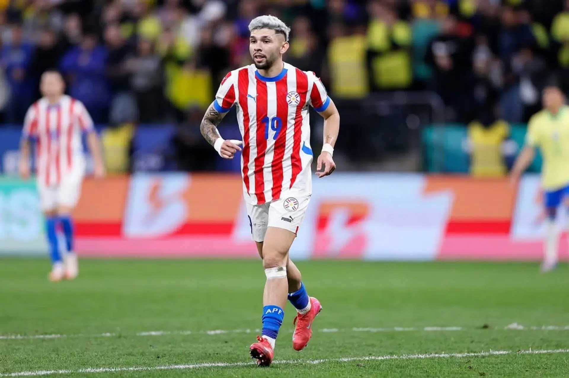 Jogadores da seleção paraguaia em treinamento ou partida