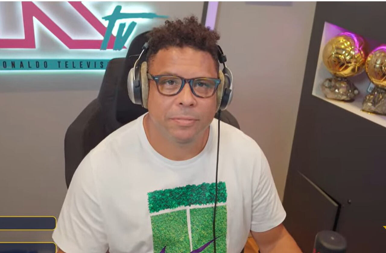 Ronaldo Fenômeno em transmissão ao vivo em seu canal do YouTube.