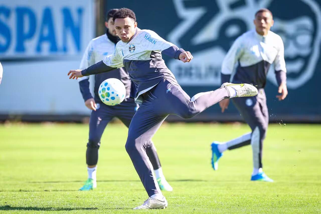 Foto do zagueiro Viery com a camisa do Grêmio.