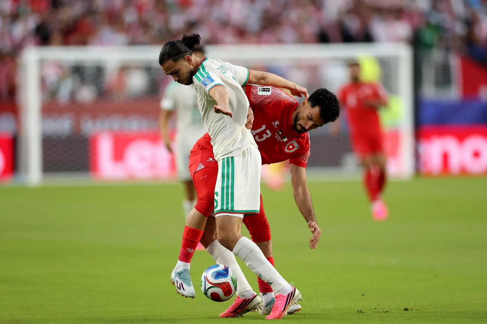 Jogadores da Argélia celebram gol contra a Jordânia na Copa do Mundo 2026.