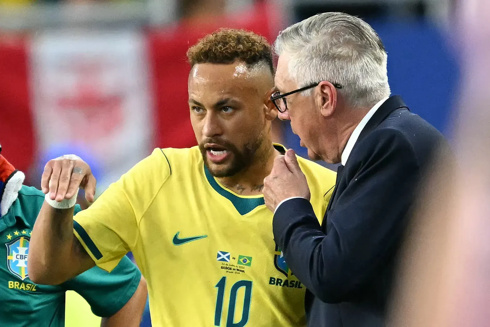 Jogadores da Seleção Brasileira comemoram um gol durante uma partida da Copa do Mundo.