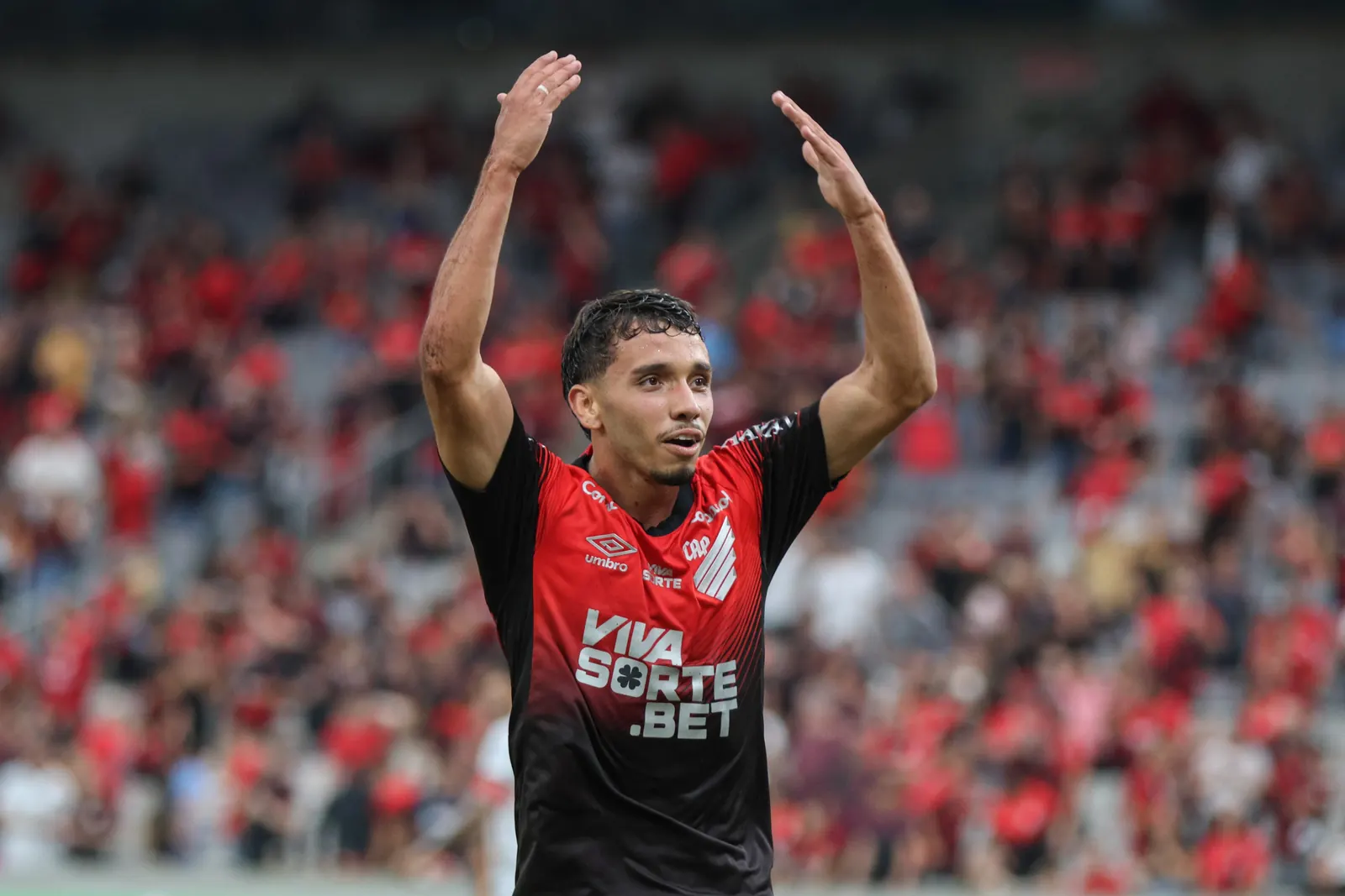 Atacante Felipe Chiqueti comemora um gol pelo Athletico Paranaense em partida de futebol.