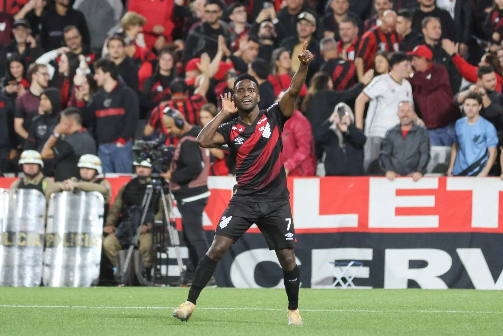 Steven Mendoza, atacante do Athletico-PR, comemora um gol em partida do Campeonato Brasileiro