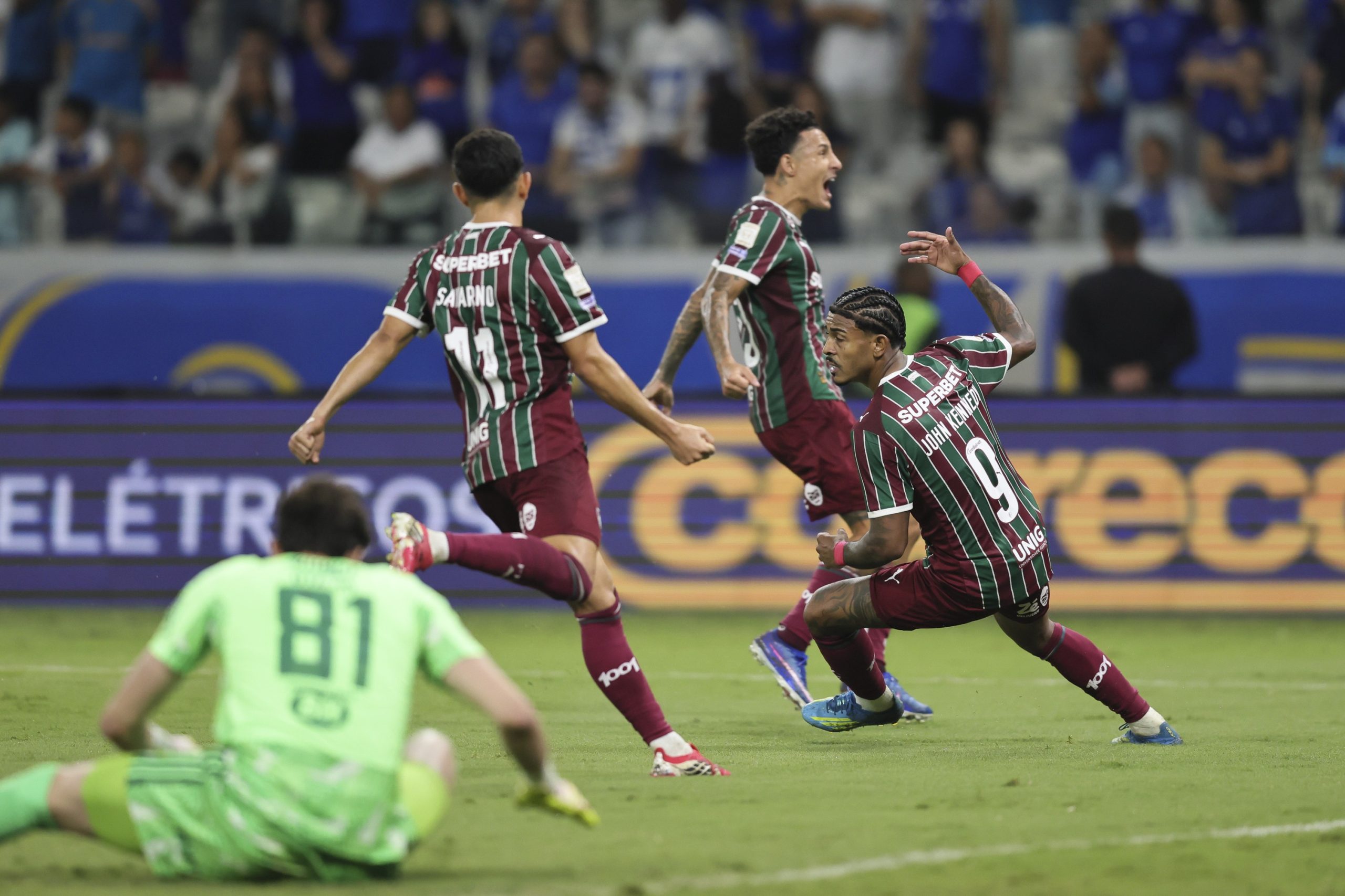 Jogadores do Fluminense comemoram um gol em uma partida