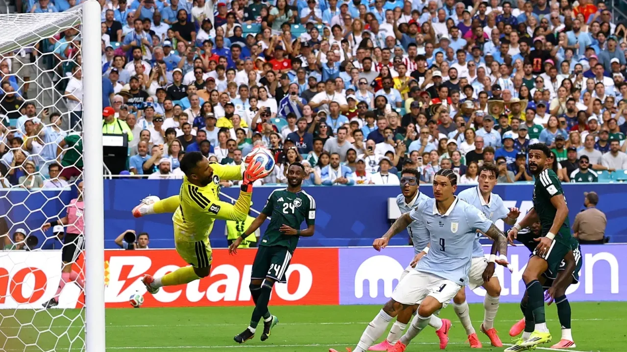 Goleiro “Muralha Saudita” impressiona em estreia de Copa do Mundo contra o Uruguai