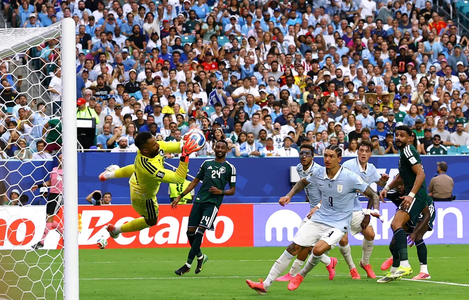 Goleiro Mohammed Al-Owais da Arábia Saudita defendendo um chute durante o jogo contra o Uruguai na Copa do Mundo FIFA 2026.