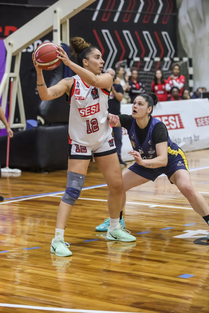 Jogadoras do Sesi Araraquara celebram classificação para a semifinal da LBF 2026