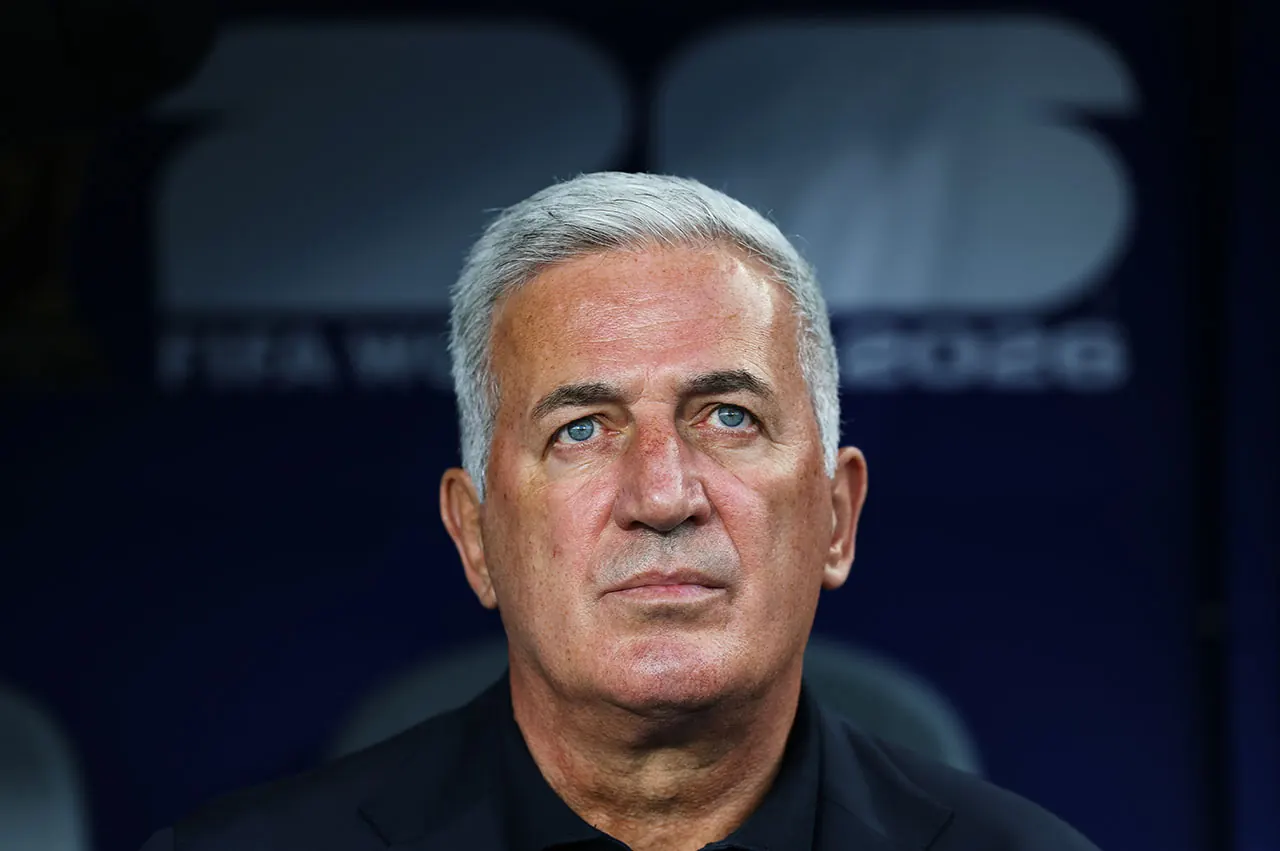 Técnico da Argélia, Vladimir Petkovic, em campo durante partida da Copa do Mundo
