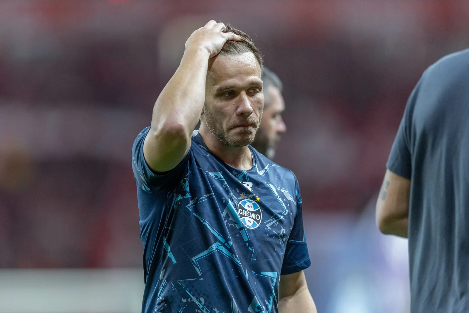 Arthur, volante, em ação durante uma partida pelo Grêmio.