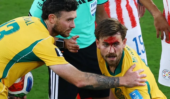 Um lance preocupante marcou a partida entre Austrália e Paraguai pela Copa do Mundo nesta quinta-feira (25). O meia australiano Connor Metca