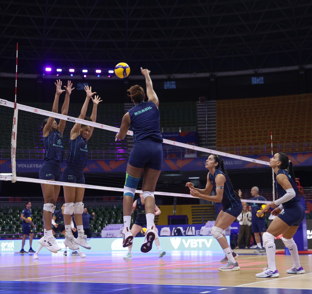 Jogadoras da seleção brasileira de vôlei feminino em ação durante uma partida.