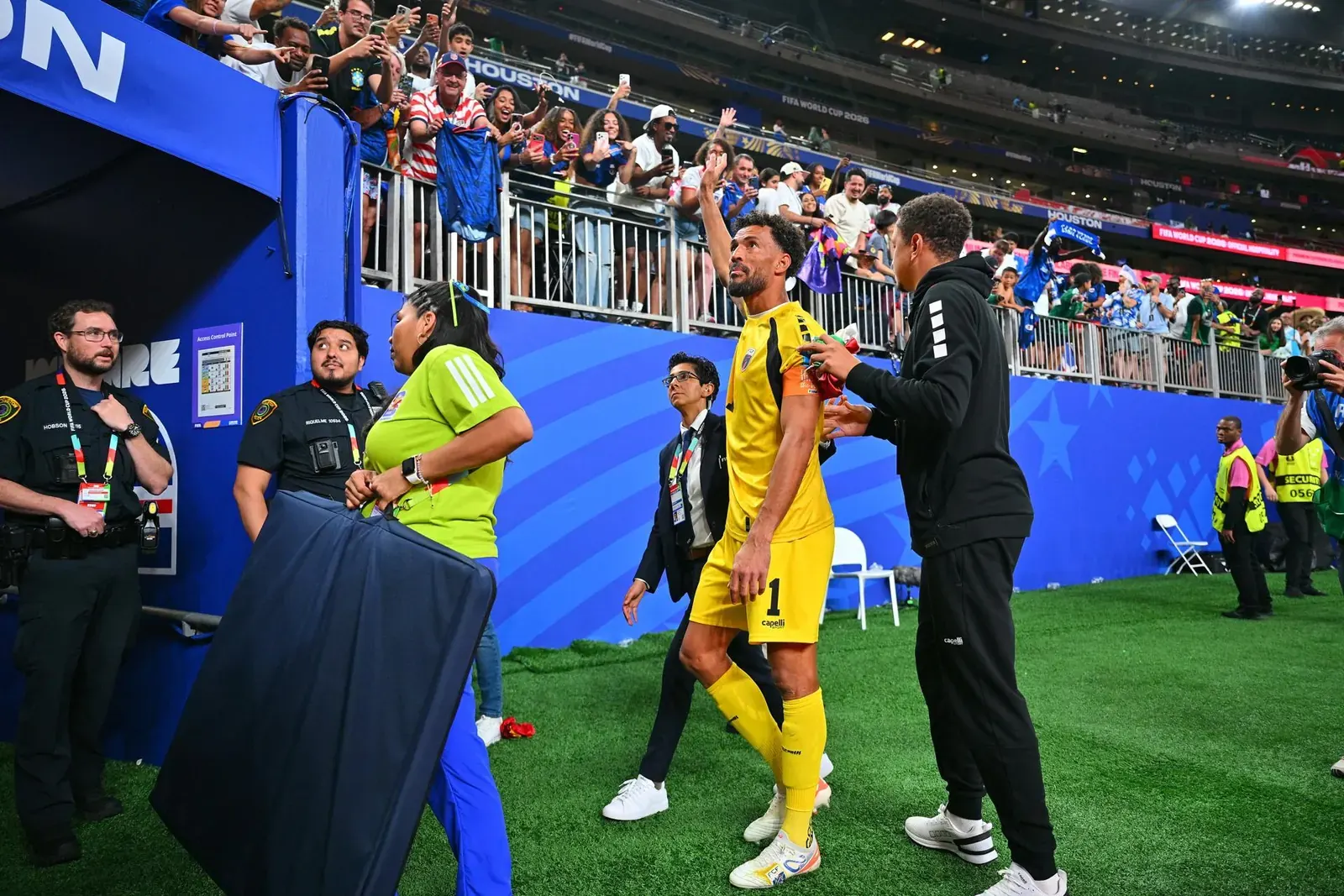 Goleiro Vozinha, de Cabo Verde, comemorando uma defesa em jogo da Copa do Mundo.