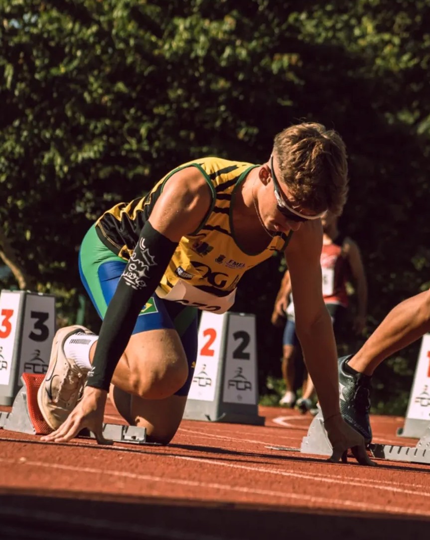 Atletas competindo em uma pista de atletismo durante o Campeonato Catarinense.