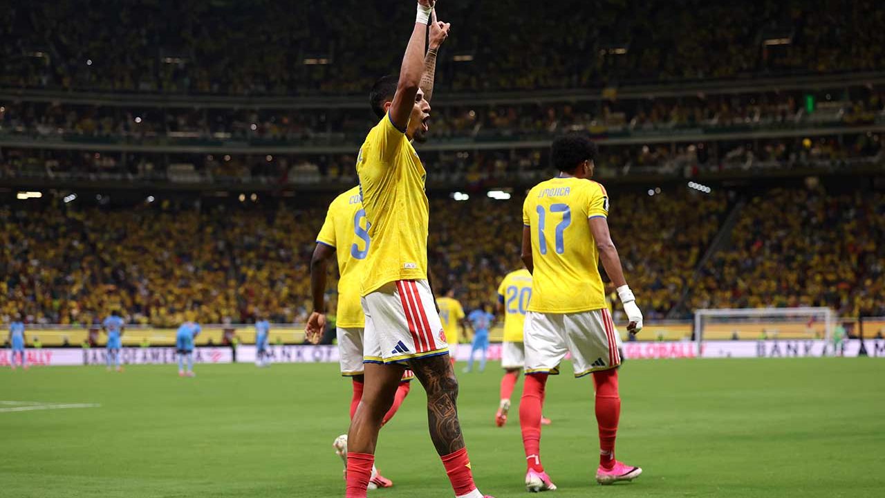 A seleção colombiana demonstrou garra e determinação ao conquistar uma vitória suada contra a República Democrática do Congo, garantindo ass