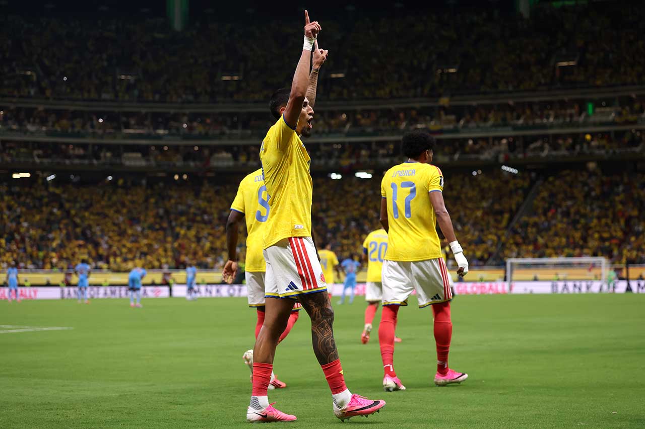Lateral Daniel Muñoz, da Colômbia, comemora um gol durante a partida contra a República Democrática do Congo na Copa do Mundo.