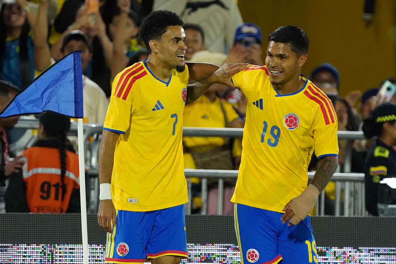 Luis Díaz da Colômbia comemora com o companheiro de equipe Juan Camilo Hernandez após marcar o segundo gol da equipe no amistoso contra a Costa Rica.